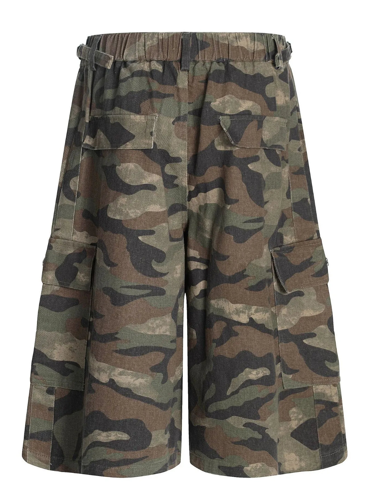 Men's camouflage cargo shorts with side pockets.